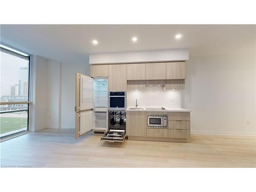 411-39 Roehampton Avenue, Toronto, ON - Indoor Photo Showing Kitchen