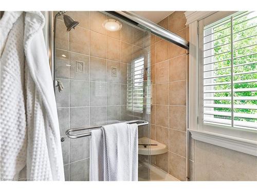 2314 Hoover Court, Burlington, ON - Indoor Photo Showing Bathroom