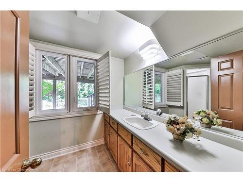 2314 Hoover Court, Burlington, ON - Indoor Photo Showing Bathroom