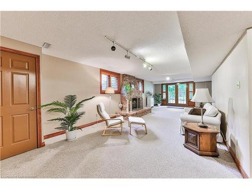 2314 Hoover Court, Burlington, ON - Indoor Photo Showing Other Room