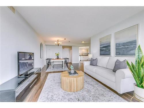 709-5090 Pinedale Avenue, Burlington, ON - Indoor Photo Showing Living Room