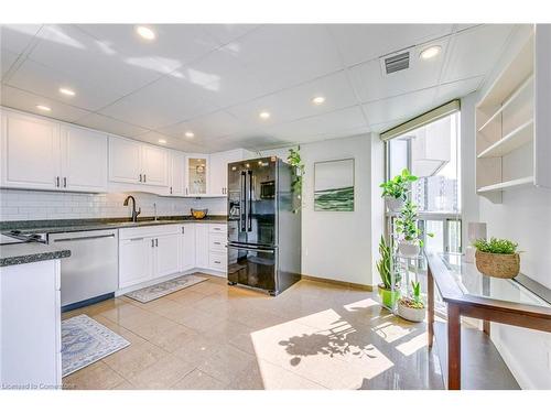 709-5090 Pinedale Avenue, Burlington, ON - Indoor Photo Showing Kitchen