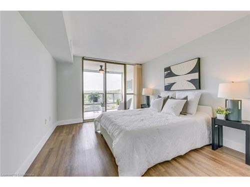 709-5090 Pinedale Avenue, Burlington, ON - Indoor Photo Showing Bedroom