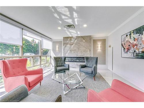 709-5090 Pinedale Avenue, Burlington, ON - Indoor Photo Showing Living Room