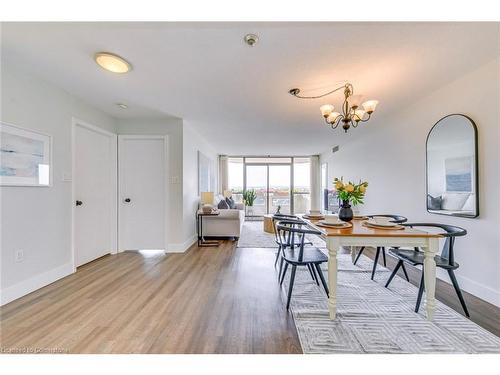 709-5090 Pinedale Avenue, Burlington, ON - Indoor Photo Showing Dining Room