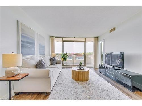 709-5090 Pinedale Avenue, Burlington, ON - Indoor Photo Showing Living Room