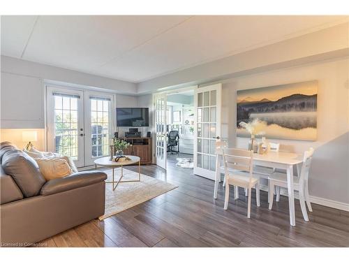 213-1480 Bishops Gate, Oakville, ON - Indoor Photo Showing Living Room