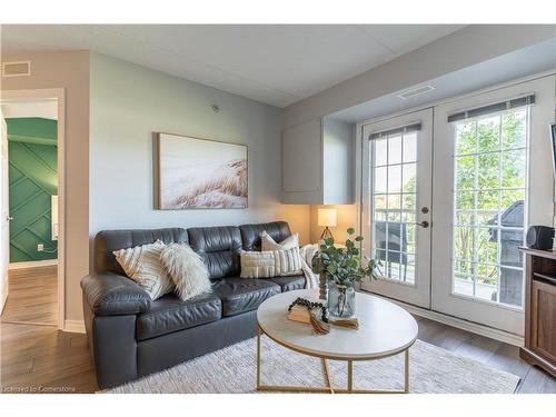 213-1480 Bishops Gate, Oakville, ON - Indoor Photo Showing Living Room