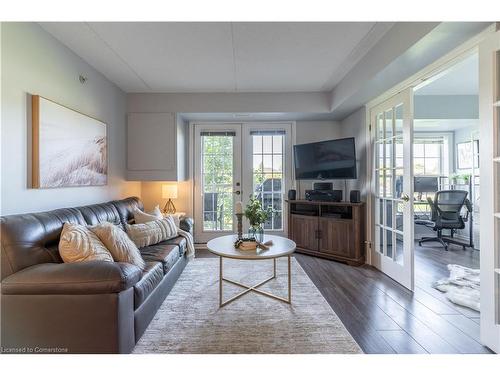 213-1480 Bishops Gate, Oakville, ON - Indoor Photo Showing Living Room