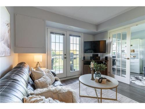 213-1480 Bishops Gate, Oakville, ON - Indoor Photo Showing Living Room