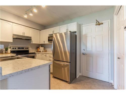 213-1480 Bishops Gate, Oakville, ON - Indoor Photo Showing Kitchen With Stainless Steel Kitchen With Double Sink