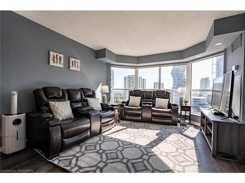 1511-335 Webb Drive, Mississauga, ON - Indoor Photo Showing Living Room