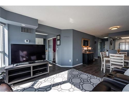 1511-335 Webb Drive, Mississauga, ON - Indoor Photo Showing Living Room