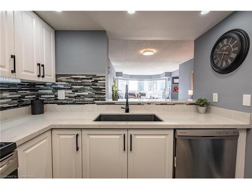 1511-335 Webb Drive, Mississauga, ON - Indoor Photo Showing Kitchen