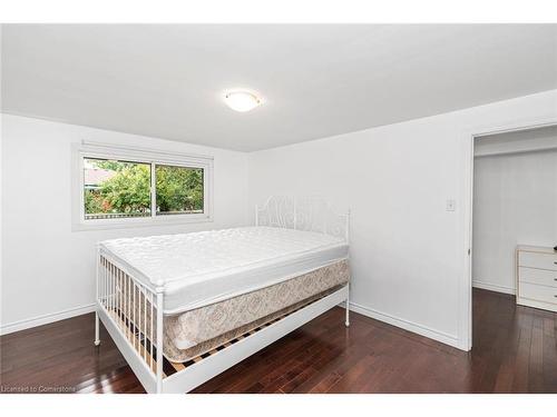 111 Buckingham Drive, Hamilton, ON - Indoor Photo Showing Bedroom