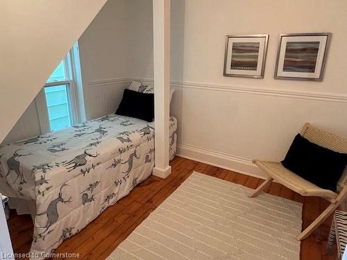 27 Woodbine Crescent, Hamilton, ON - Indoor Photo Showing Bedroom