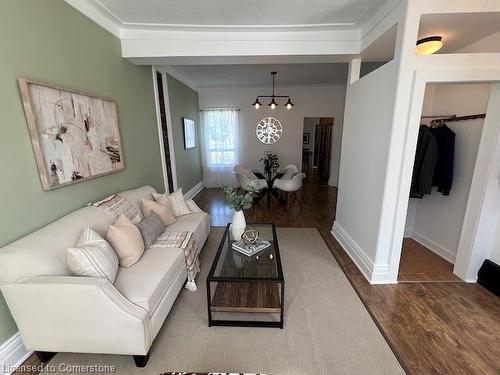 27 Woodbine Crescent, Hamilton, ON - Indoor Photo Showing Living Room