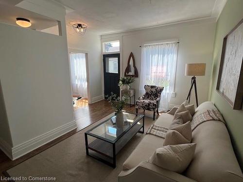 27 Woodbine Crescent, Hamilton, ON - Indoor Photo Showing Living Room