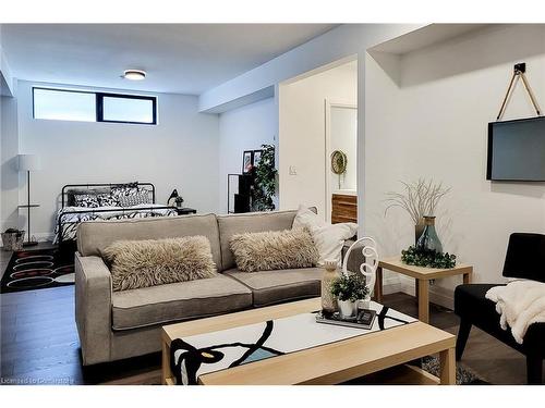 806 Alexander Road, Ancaster, ON - Indoor Photo Showing Living Room