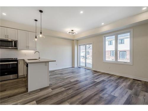 136 Aquasanta Crescent, Hamilton, ON - Indoor Photo Showing Kitchen With Upgraded Kitchen