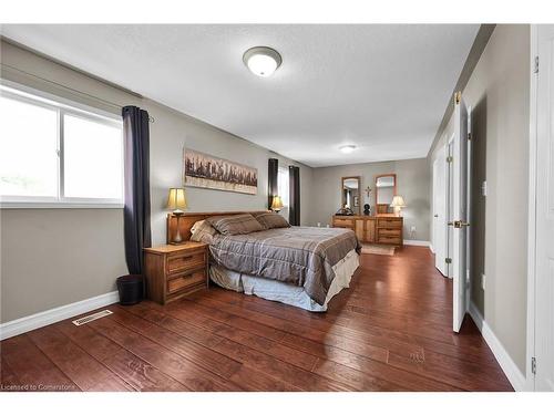 112 Redfern Avenue, Hamilton, ON - Indoor Photo Showing Bedroom