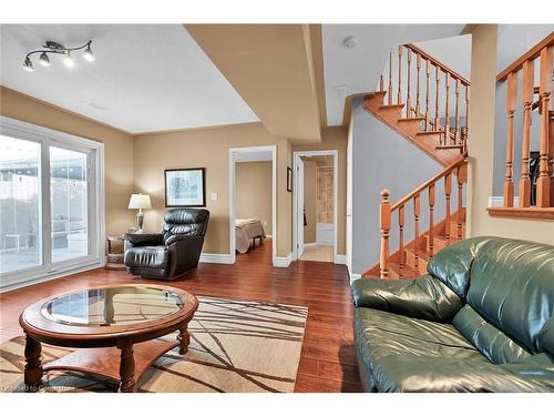 112 Redfern Avenue, Hamilton, ON - Indoor Photo Showing Living Room