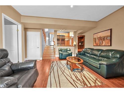 112 Redfern Avenue, Hamilton, ON - Indoor Photo Showing Living Room