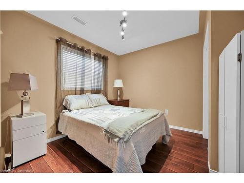 112 Redfern Avenue, Hamilton, ON - Indoor Photo Showing Bedroom