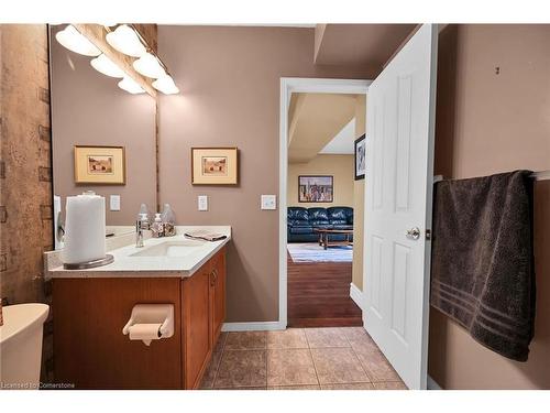 112 Redfern Avenue, Hamilton, ON - Indoor Photo Showing Bathroom