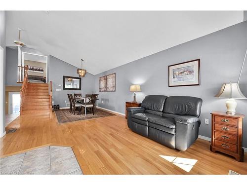 112 Redfern Avenue, Hamilton, ON - Indoor Photo Showing Living Room