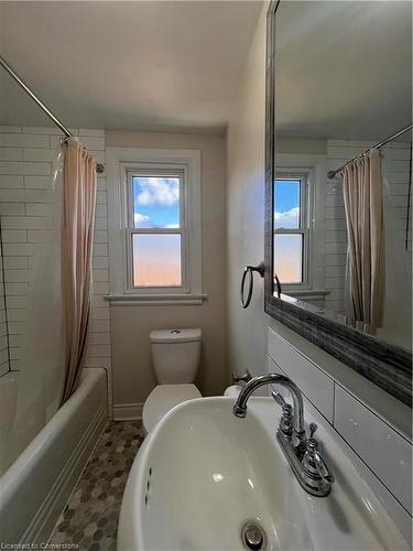 Upper-50 Gage Avenue N, Hamilton, ON - Indoor Photo Showing Bathroom