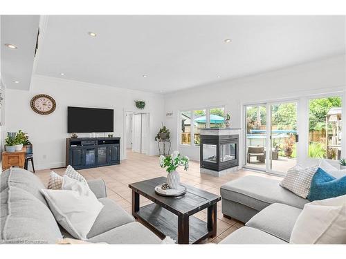 5407 Murray Crescent, Burlington, ON - Indoor Photo Showing Living Room