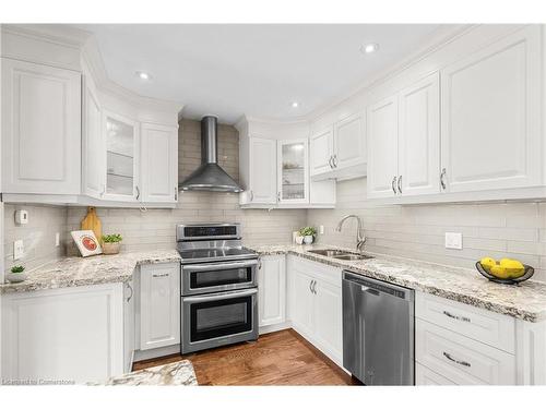 5407 Murray Crescent, Burlington, ON - Indoor Photo Showing Kitchen With Double Sink With Upgraded Kitchen