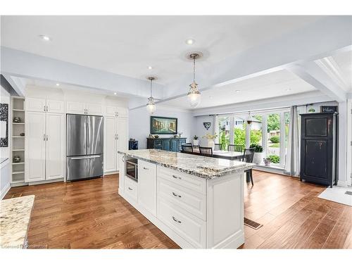 5407 Murray Crescent, Burlington, ON - Indoor Photo Showing Kitchen With Upgraded Kitchen