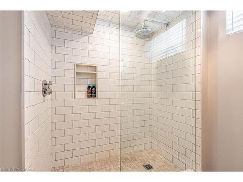 498 Sparling Crescent, Burlington, ON - Indoor Photo Showing Bathroom