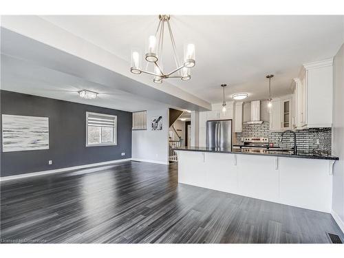 6616 Mary Drive, Niagara Falls, ON - Indoor Photo Showing Kitchen With Upgraded Kitchen