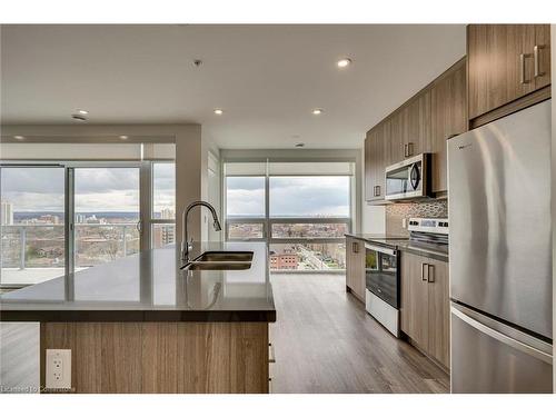 604-479 Charlton Avenue E, Hamilton, ON - Indoor Photo Showing Kitchen With Double Sink With Upgraded Kitchen