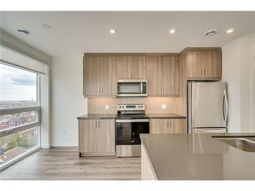 604-479 Charlton Avenue E, Hamilton, ON - Indoor Photo Showing Kitchen