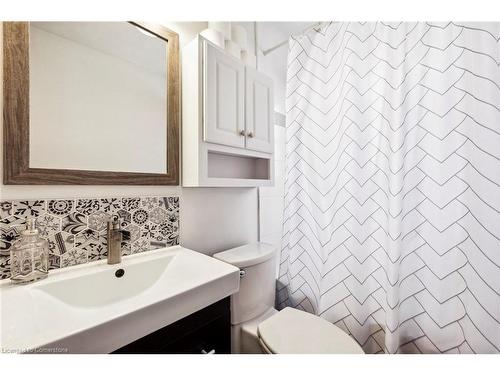 777 Queensdale Avenue E, Hamilton, ON - Indoor Photo Showing Bathroom