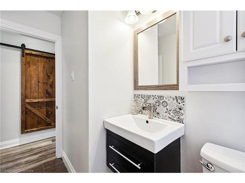 777 Queensdale Avenue E, Hamilton, ON - Indoor Photo Showing Bathroom