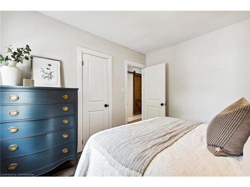 777 Queensdale Avenue E, Hamilton, ON - Indoor Photo Showing Bedroom