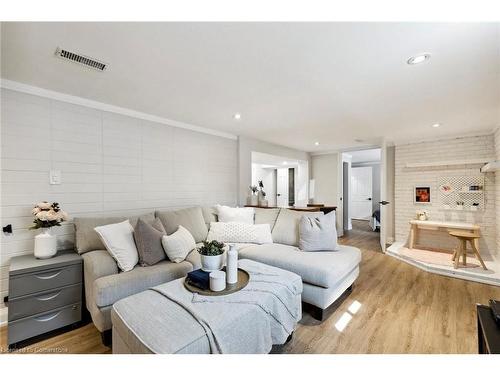 777 Queensdale Avenue E, Hamilton, ON - Indoor Photo Showing Living Room