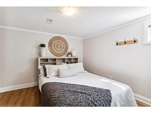 777 Queensdale Avenue E, Hamilton, ON - Indoor Photo Showing Bedroom