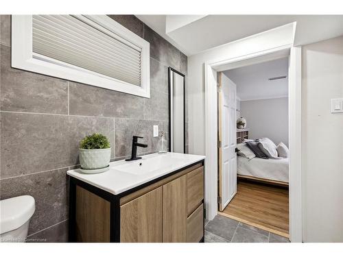 777 Queensdale Avenue E, Hamilton, ON - Indoor Photo Showing Bathroom