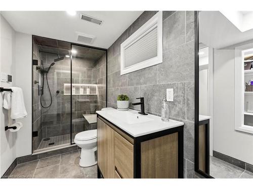 777 Queensdale Avenue E, Hamilton, ON - Indoor Photo Showing Bathroom