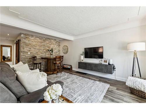 777 Queensdale Avenue E, Hamilton, ON - Indoor Photo Showing Living Room