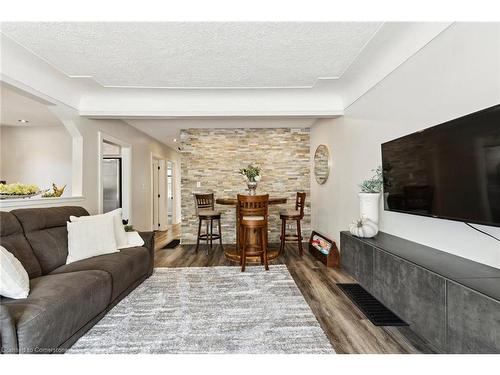 777 Queensdale Avenue E, Hamilton, ON - Indoor Photo Showing Living Room