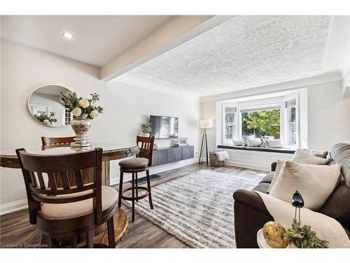 777 Queensdale Avenue E, Hamilton, ON - Indoor Photo Showing Living Room