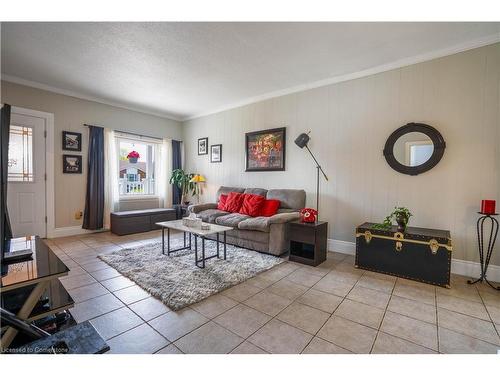 197 Fennell Avenue E, Hamilton, ON - Indoor Photo Showing Living Room