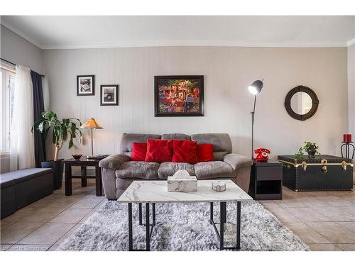 197 Fennell Avenue E, Hamilton, ON - Indoor Photo Showing Living Room